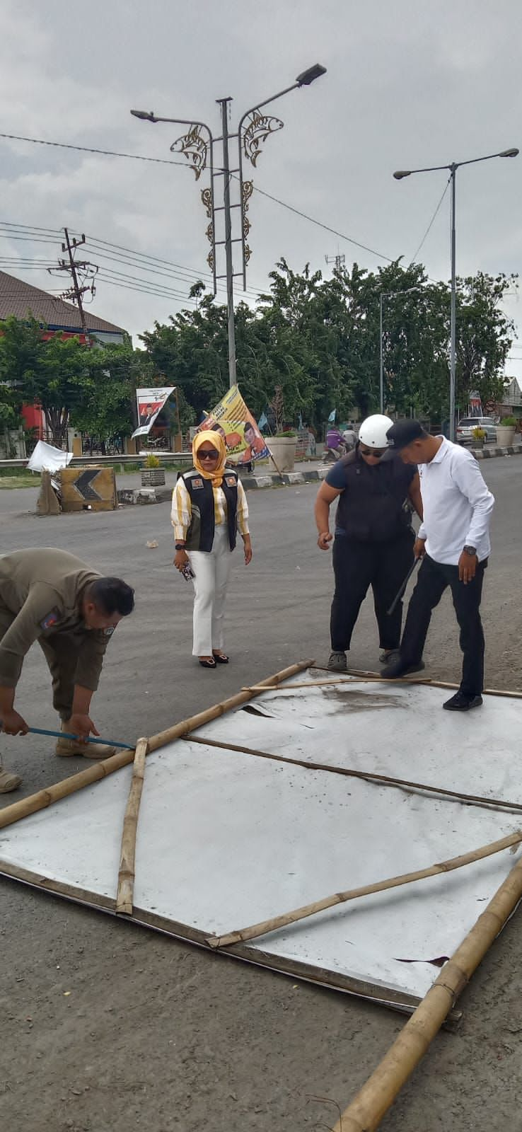 Bawaslu Gresik Tertibkan Ribuan APK Melanggar Dan Membahayakan Pengguna