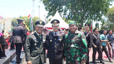 Photo of Kapolres Gresik Mengikuti Upacara Parade dan defile Di Kodam V Brawijaya HUT ke-74 TNI tahun 2019