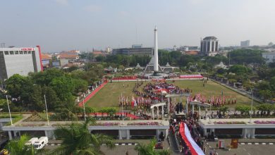 Photo of Peringati Hari Sumpah Pemuda, Wali Kota Risma Bersama Pelajar Merah Putihkan Tugu Pahlawan