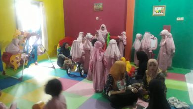 Photo of Belajar Sambil Bermain, Siswa Paud Hidayatul Fadillah Kunjungi Rumah Pintar