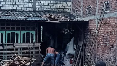 Photo of Angin Puting Beliung Menggasak 20 Rumah Di Dusun Peniron Kulon, Desa Gadingwatu