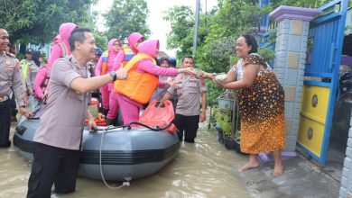 Photo of Upaya Polres Gresik Evakuasi Dan Bagi-Bagi Sembako Korban Banjir