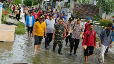 Photo of TNI-POLRI Gresik Beserta Istri  Bersatu Salurkan Bantuan Korban Banjir 