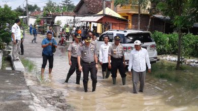 Photo of Kapolres Gresik Pantau Langsung Ke Lokasi Banjir Di Desa Pucung