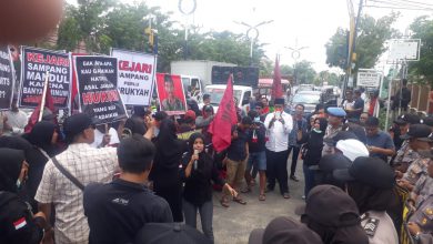 Photo of Satu Tahun Kasus Dugaan Korupsi Dana Desa Di Sokobanah Daya Tidak Jelas, Kajari Dan Kasi Pidsus Di Tuntut Mundur