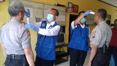 Photo of Anggota Polsek Balongpanggang Di Periksa Kepala Upt Dinas Kesehatan, Cegah Penyebaran Convid 19