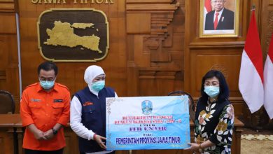 Photo of Gubernur Jawa Timur Khofifah Serahkan Bantuan 2.600 Reagen PCR Pendeteksi SARS-CoV-2 untuk ITD Unair