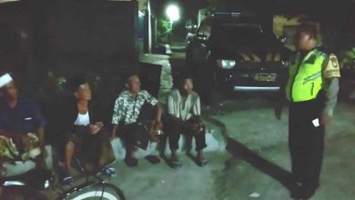 Photo of Kanit Sabhara Polsek Menganti Aipda Mansur Fanani Patroli Malam Dan Dialogis Dengan Warga.