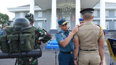 Photo of Gubernur AAL Lepas 97 Taruna Tingkat lV Lattek Magang KRI dan Pasukan