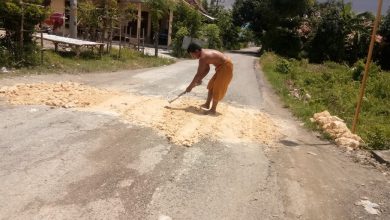 Photo of Ruas Jalan Kabupaten  Yang Rusak Sepanjang 1 KM Di Perbaiki Warga, Kinerja  DPUPR  Sampang Dipertanyakan