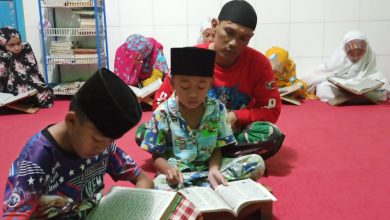 Photo of Satgas TMMD Sitibondo Ajari Anak Desa baca Al Qur’an