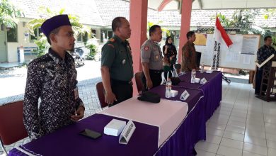 Photo of Kapolsek Ujungpangkah Saksikan Pelantikan dan Bimbingan Teknis Anggota PPS Pilkada 2020 di Pendopo Kecamatan Ujungpakah