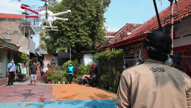 Photo of Pemkot Surabaya Mulai Gunakan Drone Semprotkan Disinfektan di Jalanan dan Kampung