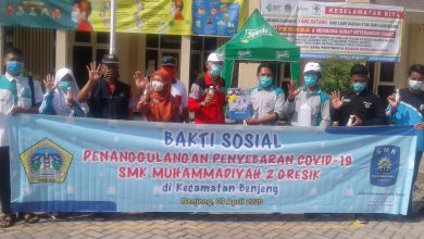 Photo of Bakti Sosial SMK Muhammadiyah 2  Benjeng Sumbangkan Sabun dan  Disinfektan Ke Posko Tugas Kecamatan Benjeng