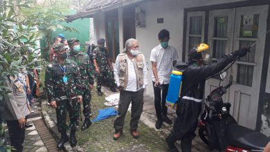 Photo of Danlanal  Malang Bersama Relawan MPC Semprotkan Disinfektan Di Kecamatan Klojen Kota Malang