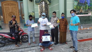 Photo of Lawan Covid -19 Kasi Humas Polsek Ujungpangkah Laksanakan Bhaksos bersama Komunitas ISME Bagikan Masker di Mesjid Mesjid