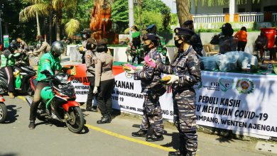 Photo of Kowal Lanal Denpasar Bersama Kopwan TNI Dan Polwan Polda Bali Bagikan 500 Peket Konsumsi Dan Perlengkapan Kesehatan 