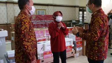 Photo of BIN Serahkan Bantuan Alkes, Wali Kota Risma Teteskan Air Mata 