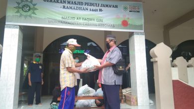 Photo of Masjid At Taqwa Giri Bagikan Paket Sembako pada Jamaahnya 