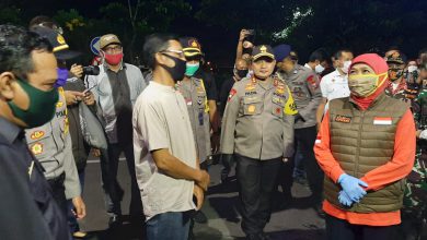 Photo of Gubernur dan Kapolda Jatim Kunjungi Kampung Terpapar Covid-19 Kelurahan Kedung Baruk Surabaya