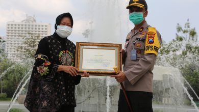 Photo of Sukses Bongkar Tindak Kriminal dan Peredaran Narkotika, Wali Kota Risma Beri Penghargaan Khusus Jajaran Polrestabes Surabaya