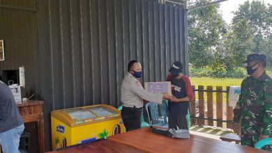 Photo of Kapolsek Ujungpangkah Distribusikan Paket Bantuan Dari Kemenparkref Kepada Pelaku Wisata yang Terdampak Covid 19