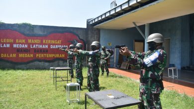 Photo of Tingkatkan Profesionalisme, Staf Intelijen dan Provost Yonmarhanlan V Laksanakan Latihan Menembak Pistol