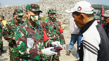 Photo of Dandim O817/Gresik Berikan Bantuan Masker Pada Pemulung di TPA Ngipik