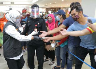Photo of Bagikan Masker dari Presiden Jokowi ke Pedagang Pasar di Surabaya
