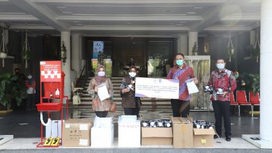 Photo of Ikut Tergerak Tangani Covid-19, Unilever Bantu Ribuan PCR hingga Fasilitas Cuci Tangan ke Pemkot Surabaya