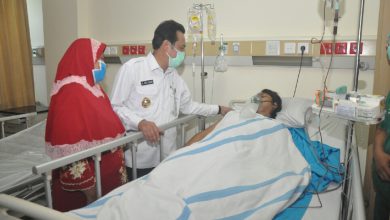 Photo of Wakil Bupati Gresik Besuk Solihul Hadi Yang Kecelakaan