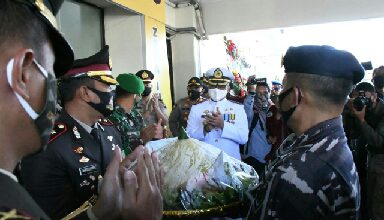 Photo of Hari Bhayangkara Ke – 74 Polres Cilacap Lanal dan Kodim 0703/Cilacap Berikan Nasi Tumpeng