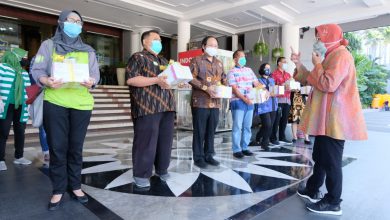 Photo of Wali Kota Risma Bagikan Rapid Test ke 23 Rumah Sakit
