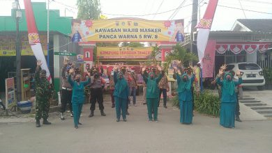 Photo of Tiga Pilar Kecamatan Driyorejo Patroli Bersama Dan Bagikan Masker Kepada Warga .