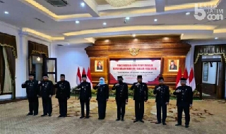 Photo of Kukuhkan Enam PJS Bupati dan Walikota, Gubernur Khofifah Minta Konsolidasi Demokrasi Pilkada Serentak Seiring Dengan Pengendalian Covid-19