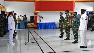 Photo of Danlanal Denpasar  Pimpin Upacara Kenaikan Pangkat Prajurit Pangkalan TNI-AL Denpasar