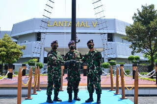 Photo of Laksamana Pertama TNI Mohamad Zaenal Resmi Jabat Danlantamal V Surabaya