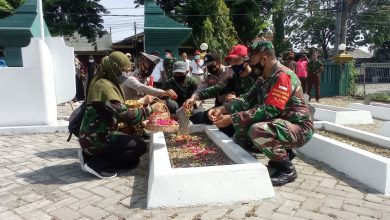 Photo of Mengenang Para Pahlawan, Yayasan Sunan Ampel Bersama Koramil Menganti Ziarah Dan Tabur Bunga Ke Taman Makam Pahlawan