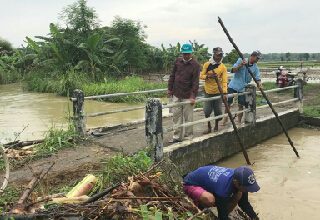 Photo of Warga Kedua Desa, Kerja Bhakti Bersihkan Anak Sungai Yang Tersumbat Sampah