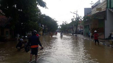 Photo of Sungai Kali Kamuning Meluap Perumahan Warga Di Tiga Kelurahan Di Rendam Banjir