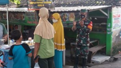 Photo of Koramil 0817/10 Benjeng Ingatkan Pedagang Di Pasar Bulurejo, Patuhi Protokol Kesehatan