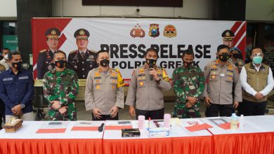 Photo of Waka Polda Jatim Pimpin Press Release Ungkap Kasus Hoax Kasdim 0817/Gresik