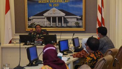 Photo of Melalui Vicon, Gubernur AAL Ikuti Penandatanganan Kontrak Bersama Pengadaan Barang dan Jasa TNI AL 2021