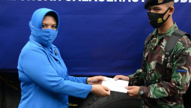 Photo of Ketua Gabungan Jalasenastri Kodiklatal Serahkan Bantuan Sembako Korban Bencana Mamuju