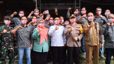 Photo of Peringati HPN KWG Kerja Bareng Bupati Terpilih Bersama TNI-Polri Bagi Masker dan Rapid Antigen