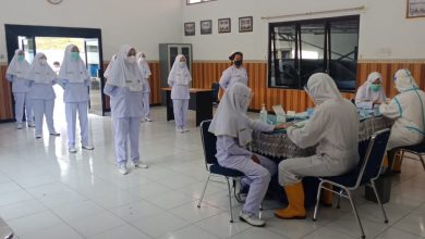 Photo of Siswa Sekesal Makasar Kodiklatal Latihan Praktek di Laboratorium Klinik Makasar