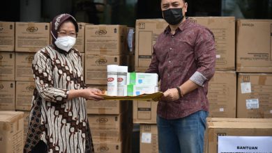 Photo of Wali Kota Surabaya Eri Cahyadi Distribusikan Bantuan Mensos untuk Nakes