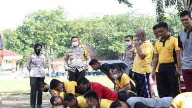Photo of Di Dampingi Wakapolres,Kapolres Sampang Pantau Pelaksanaan TKJ Personil Polri Dan PNS Polri Di Lapangan Wijaya