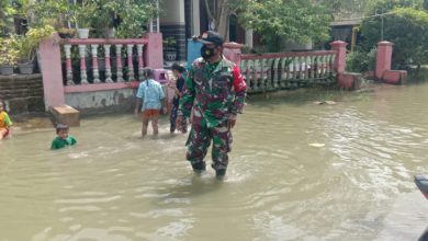 Photo of Wilayah Binaanya  Tergenang Banjir Danramil sambangi Warganya