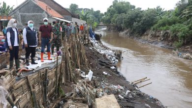 Photo of Atasi Banjir Luapan Sungai Kedunggaleng Probolinggo, Gubernur Khofifah: Segera Dikasih Bronjong dan Dibangun Plengsengan Permanen